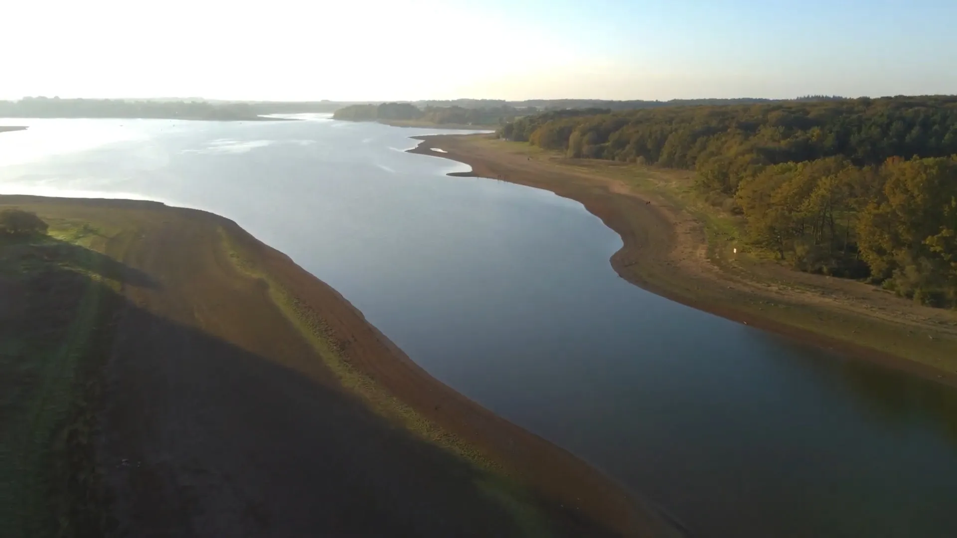 Vue sur le Grand Réservoir de Vioreau à Joué-sur-Erdre, un grand plan d'eau bordé d'arbres idéal pour la navigation et la randonnée en nature