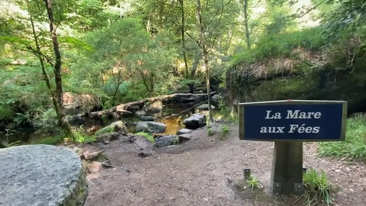 La Mare aux Fées à Huelgoat, entourée de chaos granitique