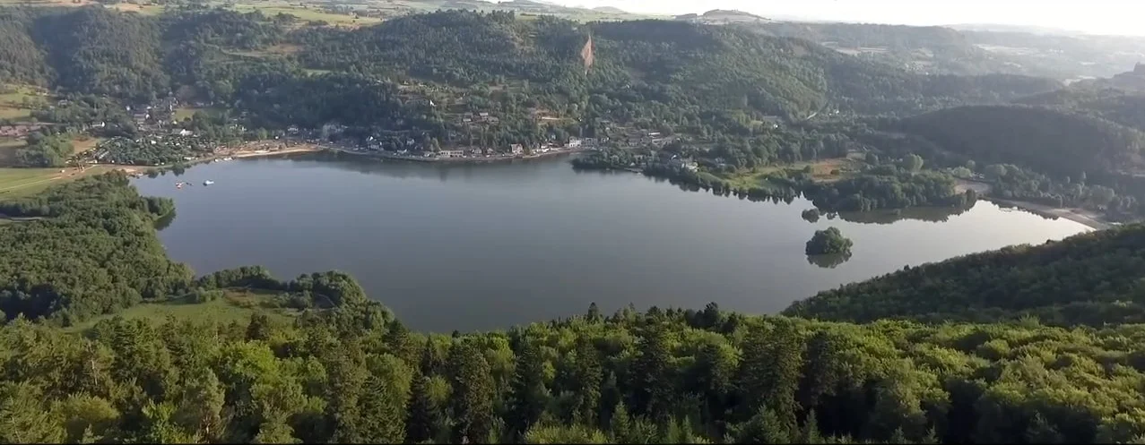 Plage et baignade au Lac Chambon avec vue sur le massif du Sancy