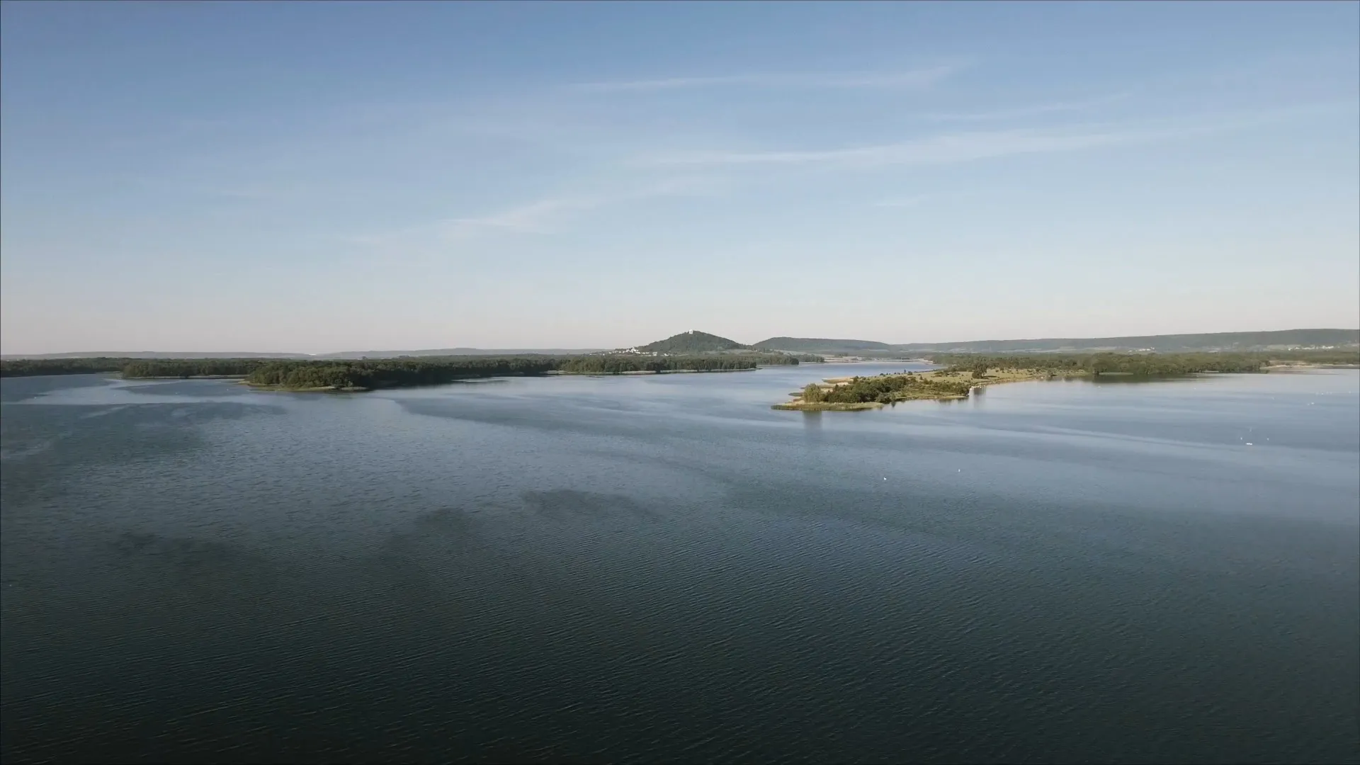 Ambiance paisible et naturelle au bord du Lac de Madine au cœur du Parc naturel régional de Lorraine, avec ses rives verdoyantes propices à la détente