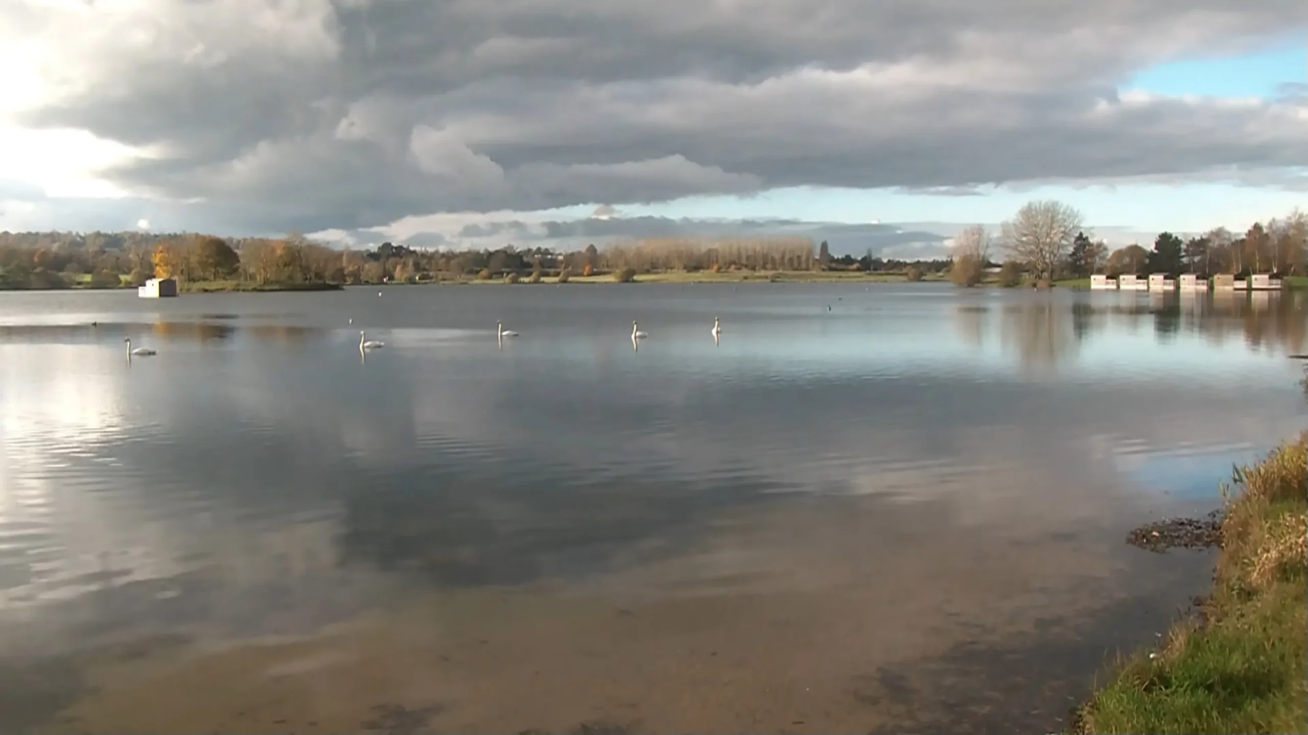 Plage de sable et zone de baignade surveillée du Lac Terre d'Auge à Pont-l'Évêque, site labellisé Pavillon Bleu dans le Calvados