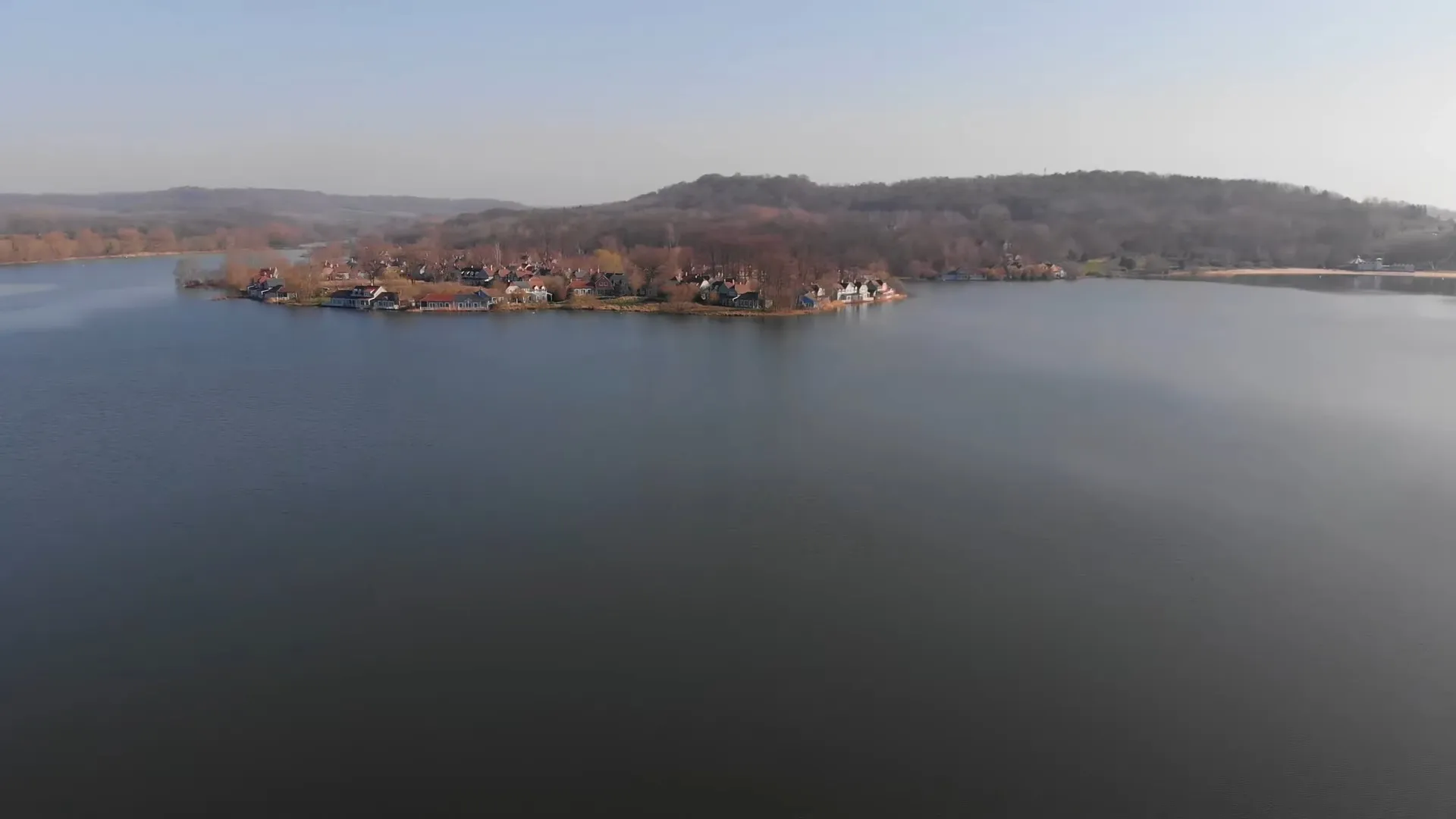 Cottages colorés au bord du Lac de l'Ailette