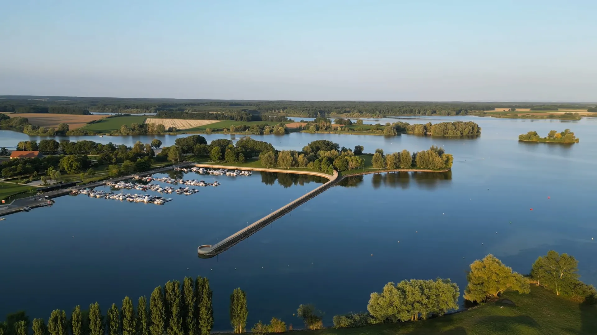 Le Lac Amance dans le Parc de la Forêt d'Orient, vaste plan d'eau spécialement dédié aux loisirs motonautiques et à la vitesse