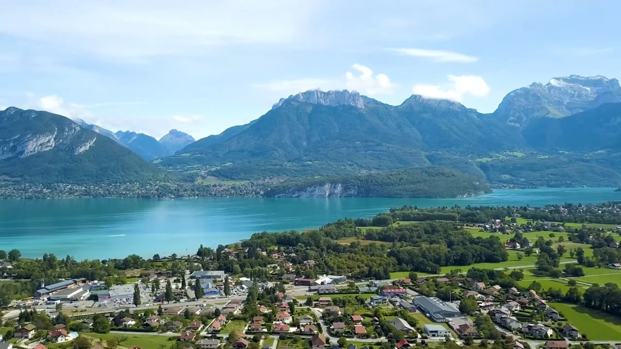 Le Lac d'Annecy et ses eaux turquoises
