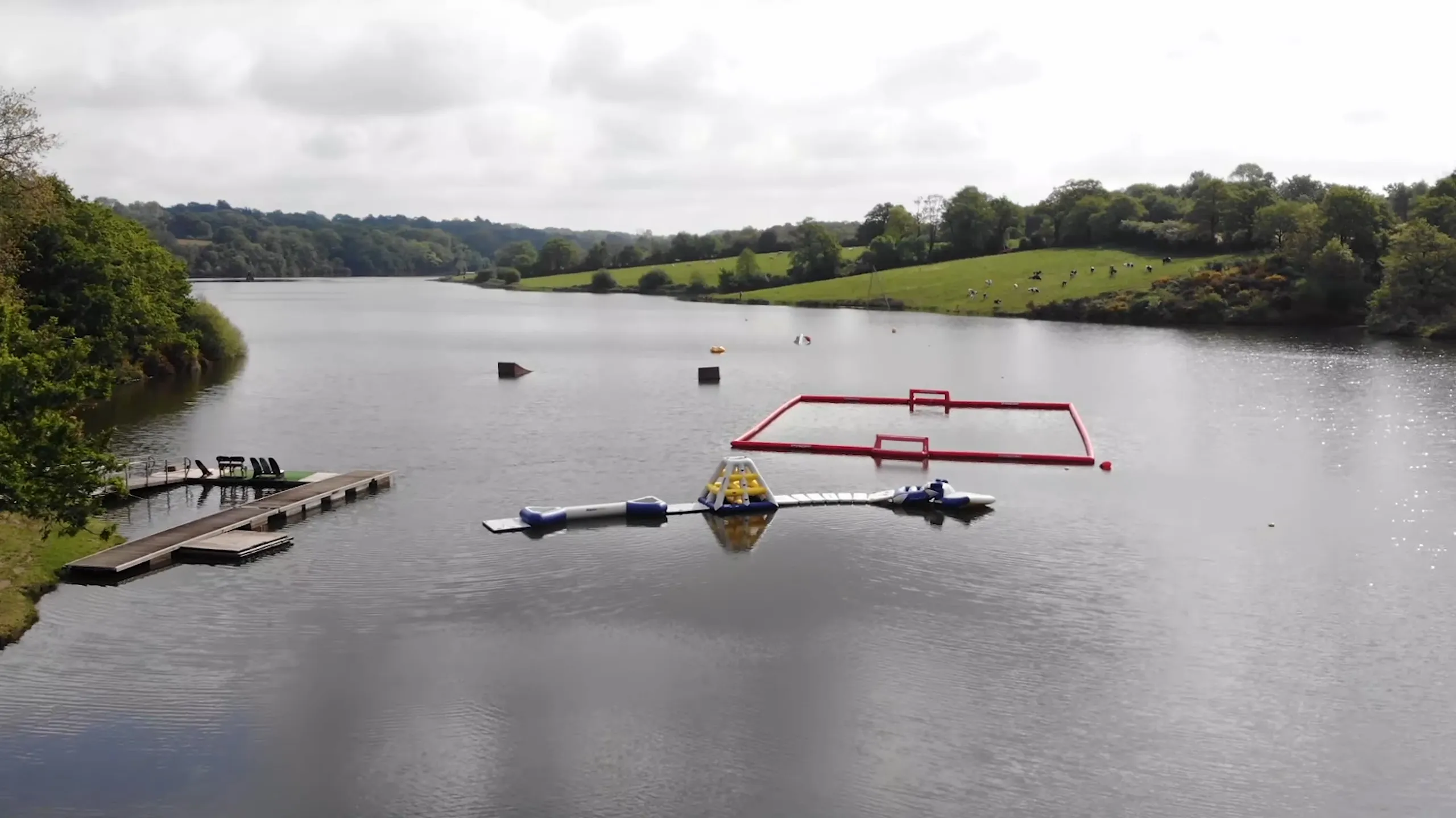 Vue sur le Lac d'Apremont en Vendée, vaste plan d'eau dominé par la silhouette de son château Renaissance et entouré de nature