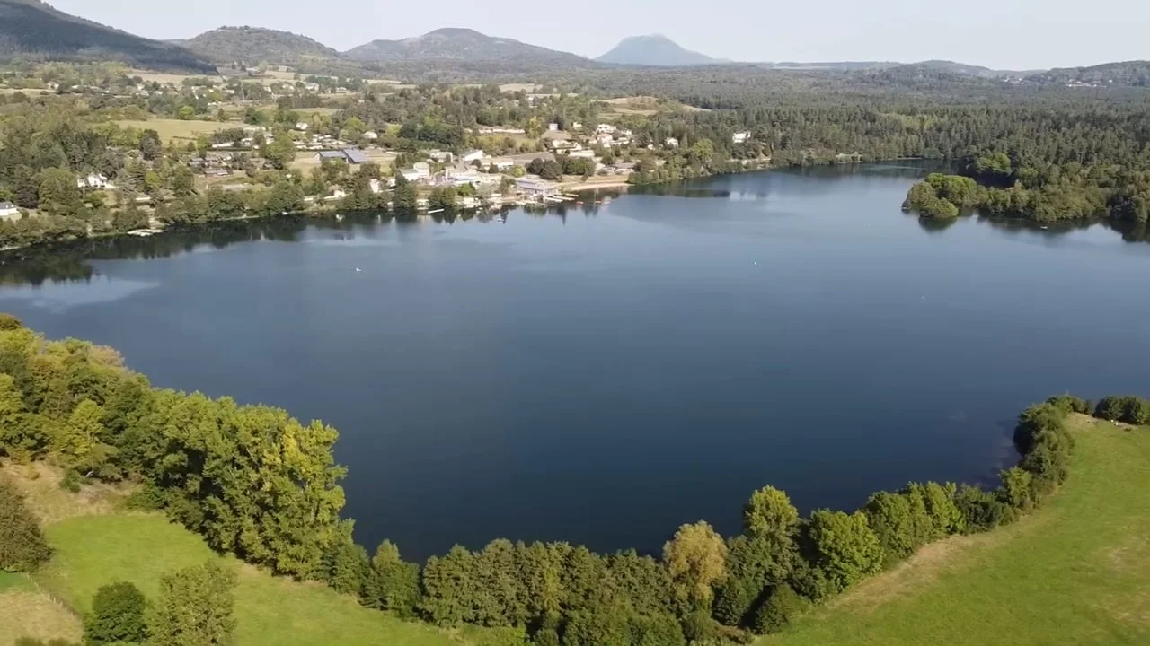 Vue du Lac d'Aydat, grand lac naturel au milieu des volcans d'Auvergne