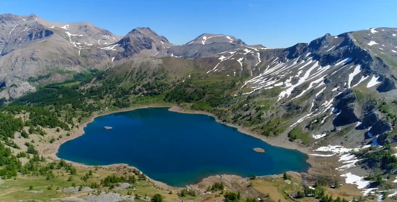 Le Lac d'Allos, lac d'altitude naturel dans le parc du Mercantour