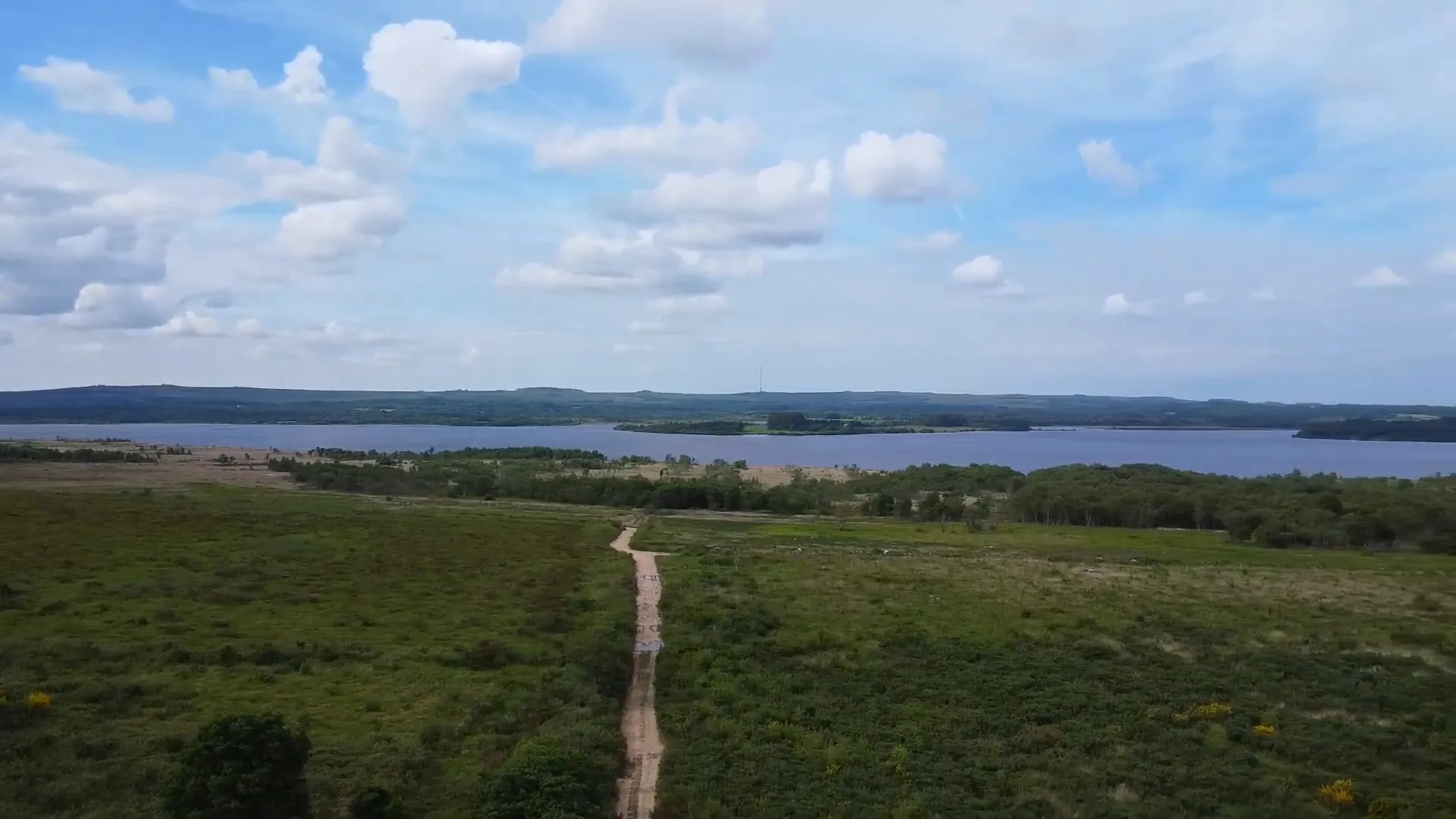 Lac de Brennilis dans les Monts d'Arrée, ambiance mystique et tourbières