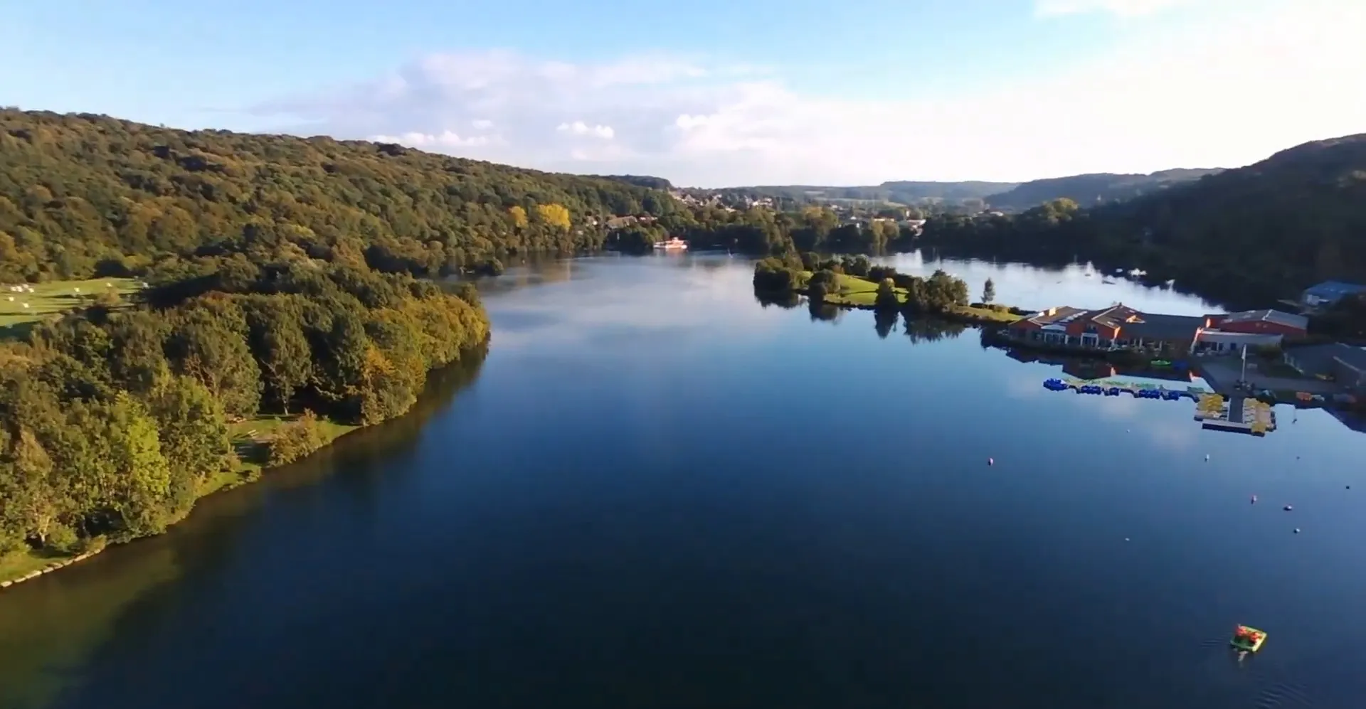 Le Lac de Caniel à Cany-Barville en Seine-Maritime, base de loisirs aménagée pour les activités nautiques et ludiques en famille