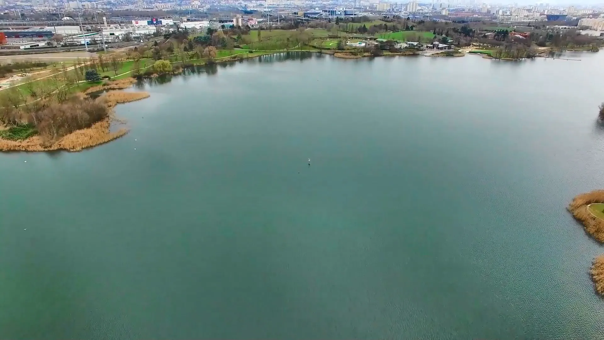 Paysage urbain et naturel du Lac de Créteil dans le Val-de-Marne, accessible en métro, avec son sentier de promenade et sa nature préservée au pied des immeubles