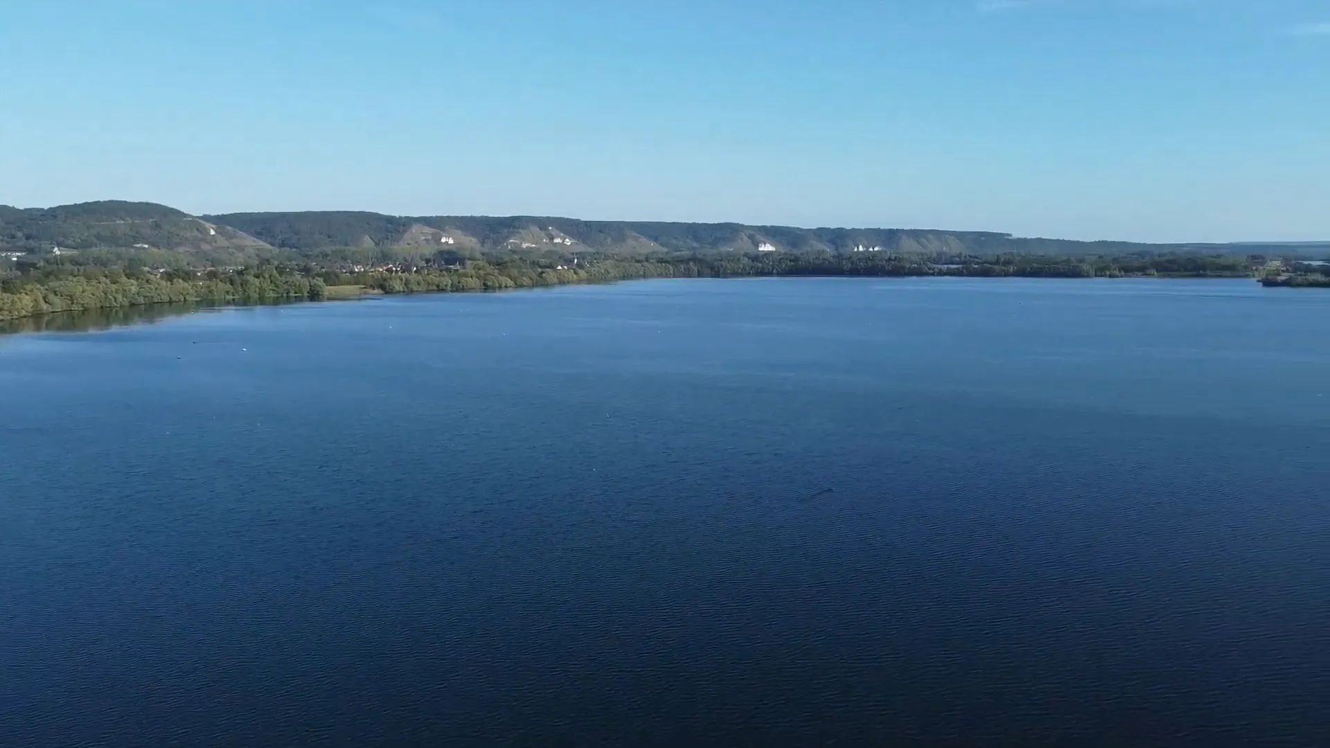 Grande étendue d'eau de la Base de loisirs de Léry-Poses dans l'Eure, lieu de détente et de sports nautiques proche de la Seine