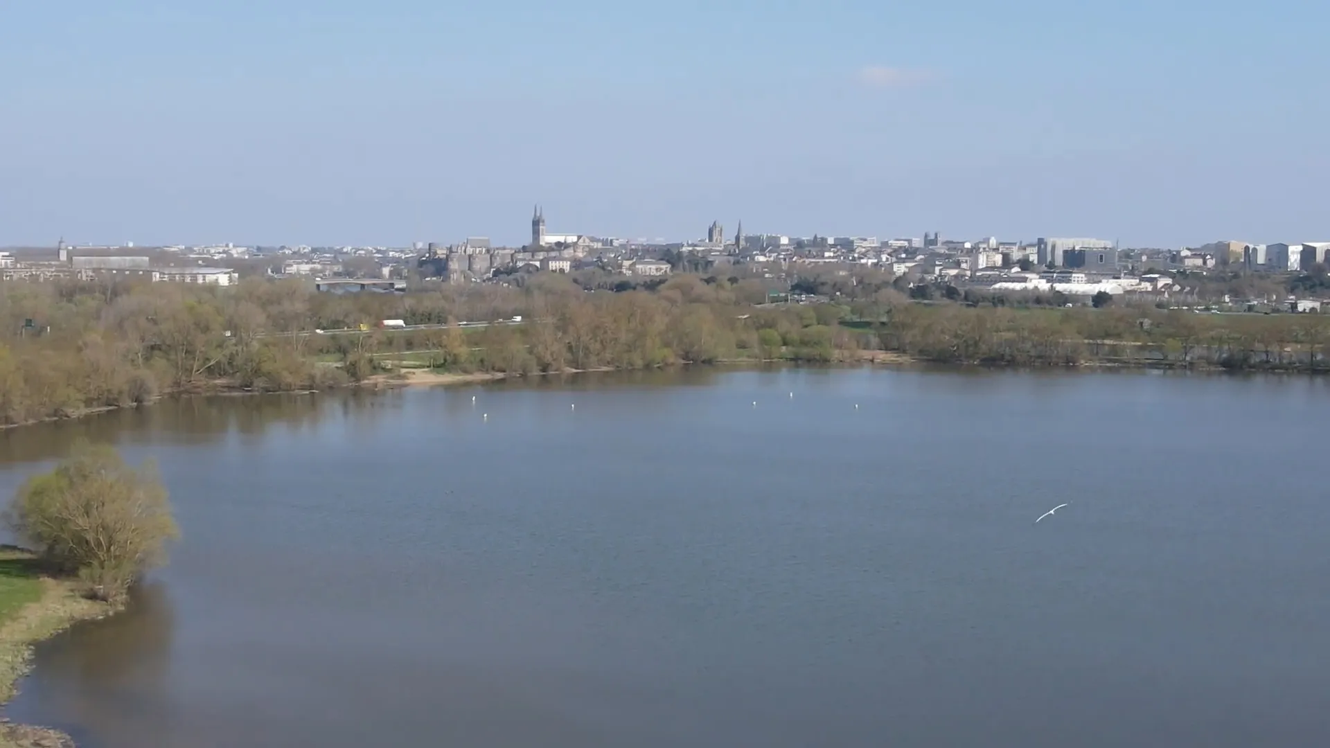 Panorama du Lac de Maine à Angers, grand parc de loisirs urbain avec espaces verts et plan d'eau aménagé pour la détente en Maine-et-Loire