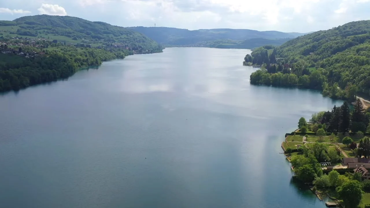 Les eaux bleues du Lac de Paladru en Isère, surnommé le lagon bleu