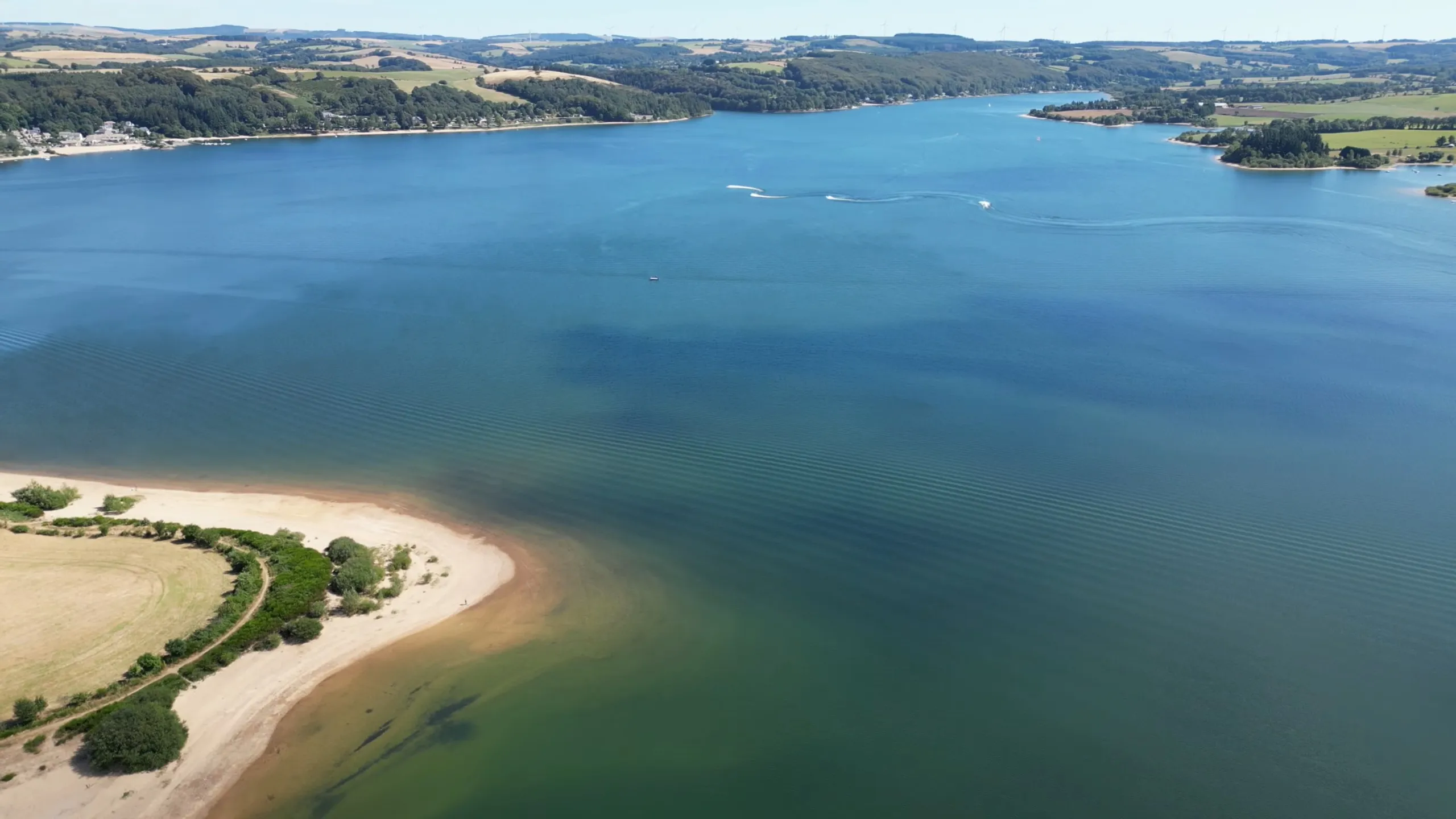 Vue aérienne du Lac de Pareloup en Aveyron