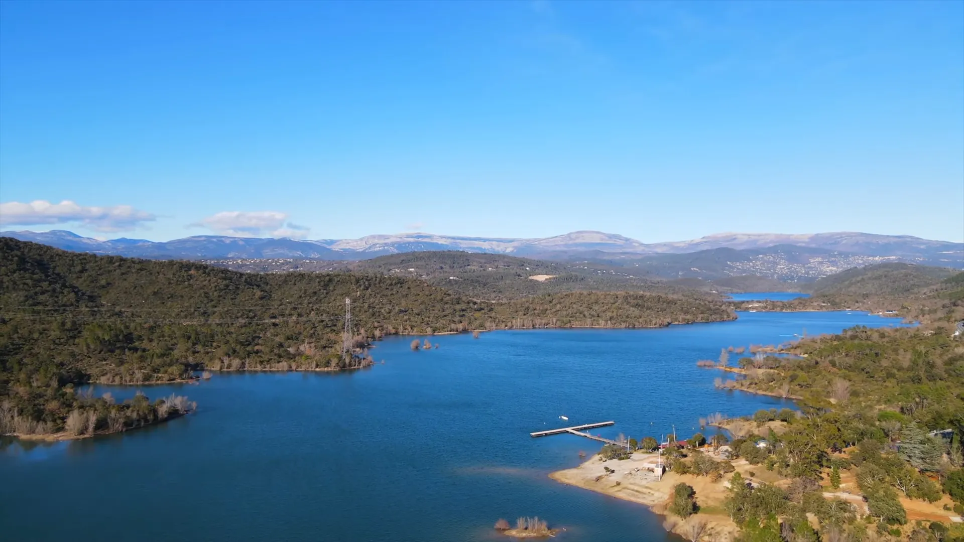 Pêche et détente au bord du lac de Saint-Cassien dans le Var