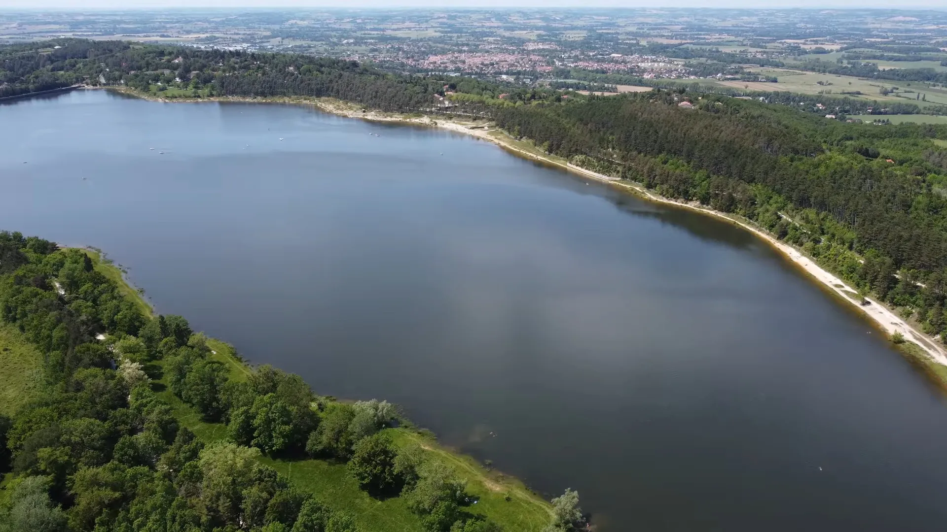 Lac de Saint-Ferréol et sa plage sous les pins à Revel