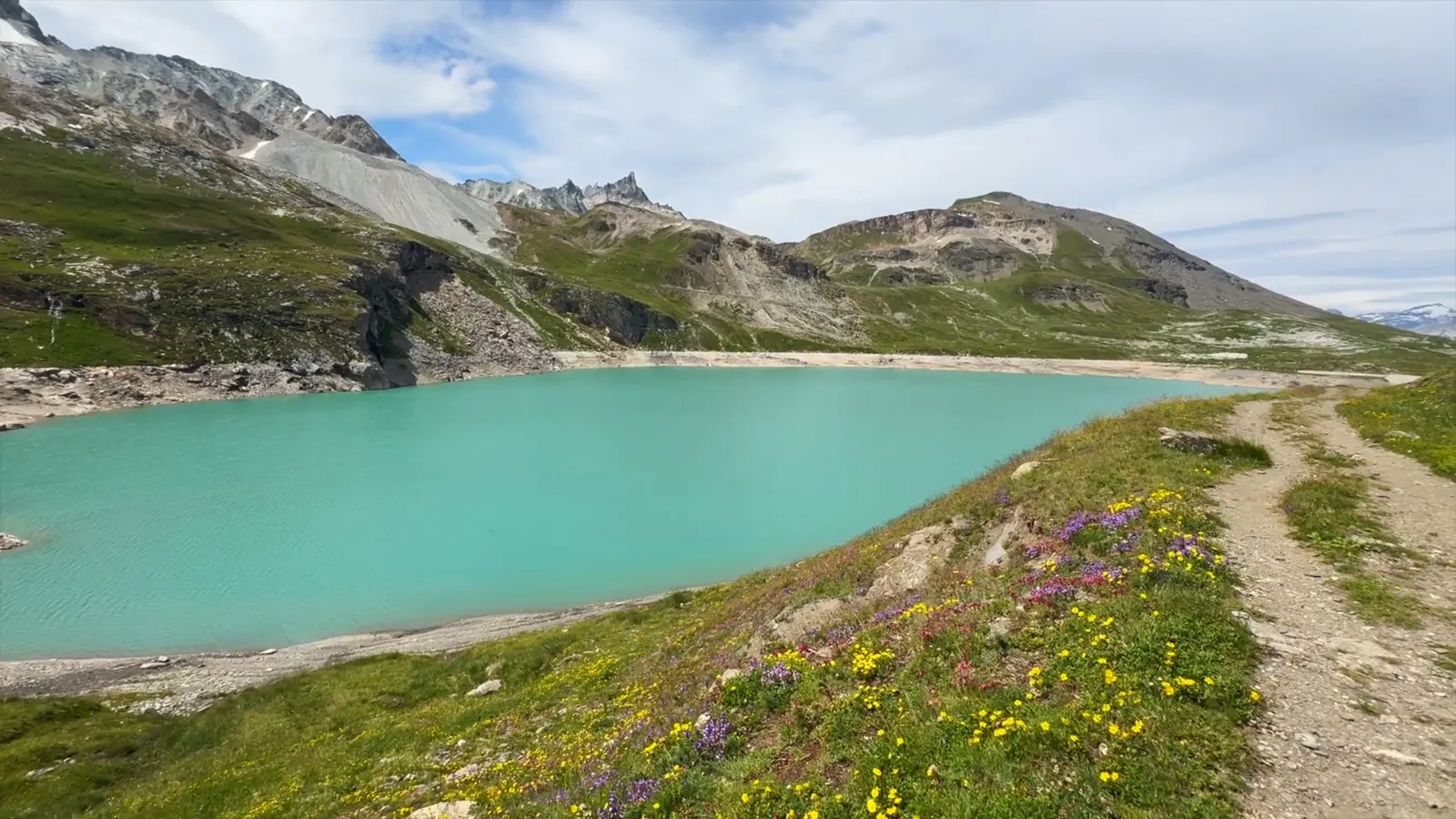 Le vaste Lac de la Sassière