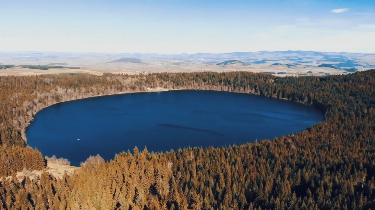Le Lac du Bouchet, lac volcanique circulaire au cœur d'une forêt dense