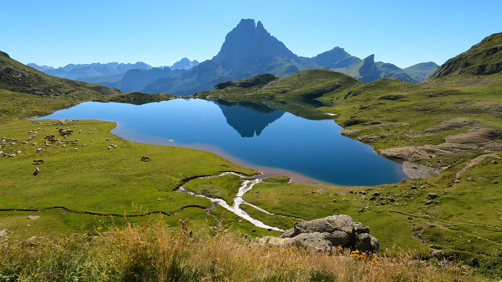 Reflet du Pic du Midi d'Ossau dans le Lac d'Ayous