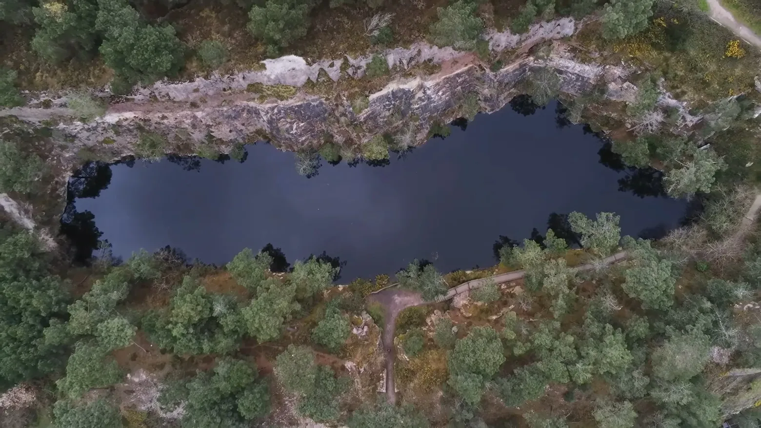 Les eaux turquoises du Grand Lac Bleu, une ancienne carrière au Cap d'Erquy
