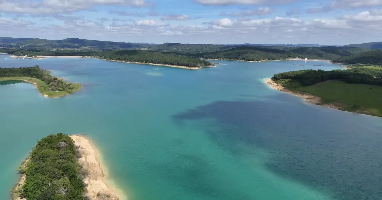 Lac de Montbel vue panoramique sur les eaux turquoises