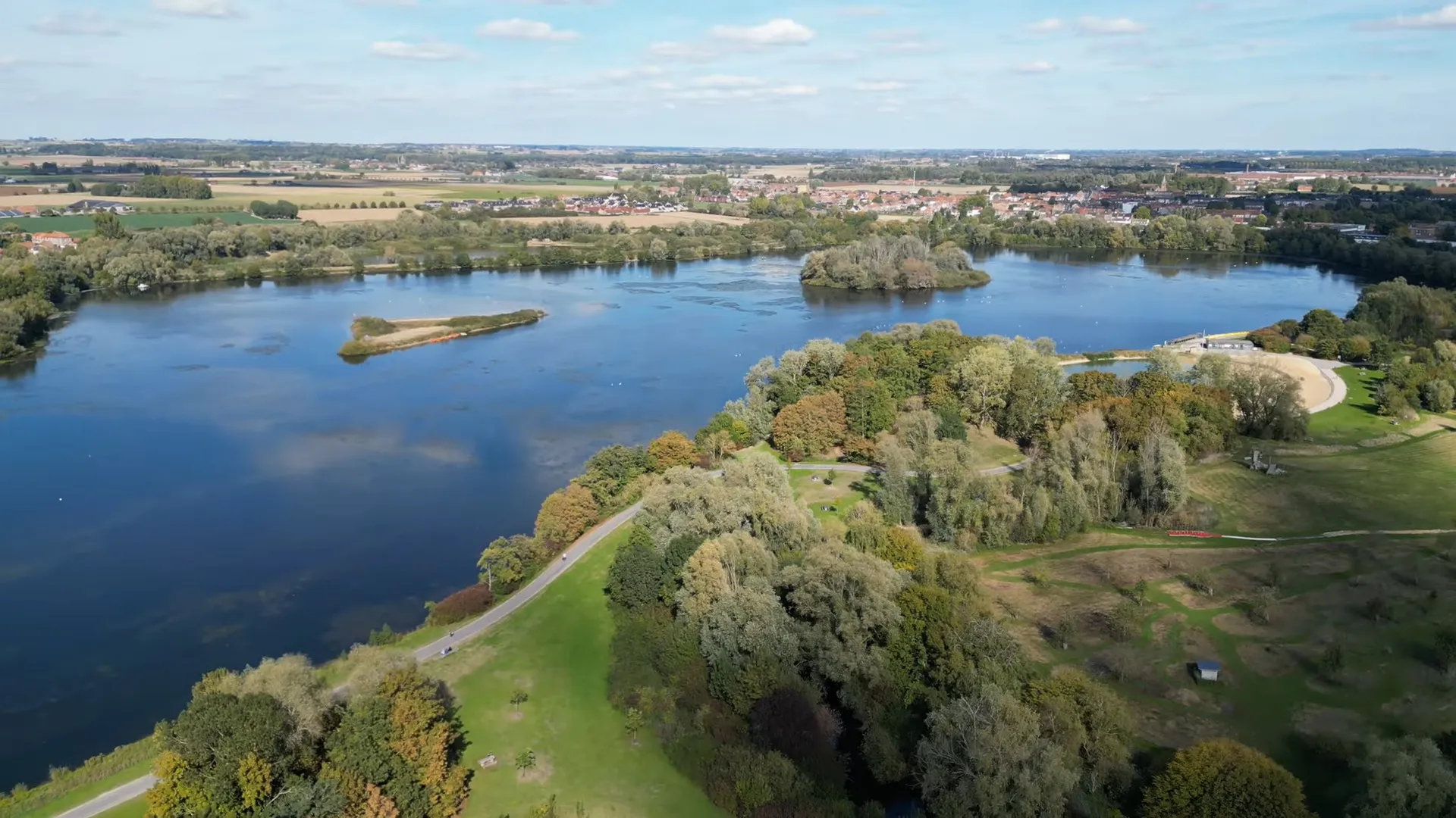 Base de loisirs et voiliers sur le plan d'eau des Prés du Hem