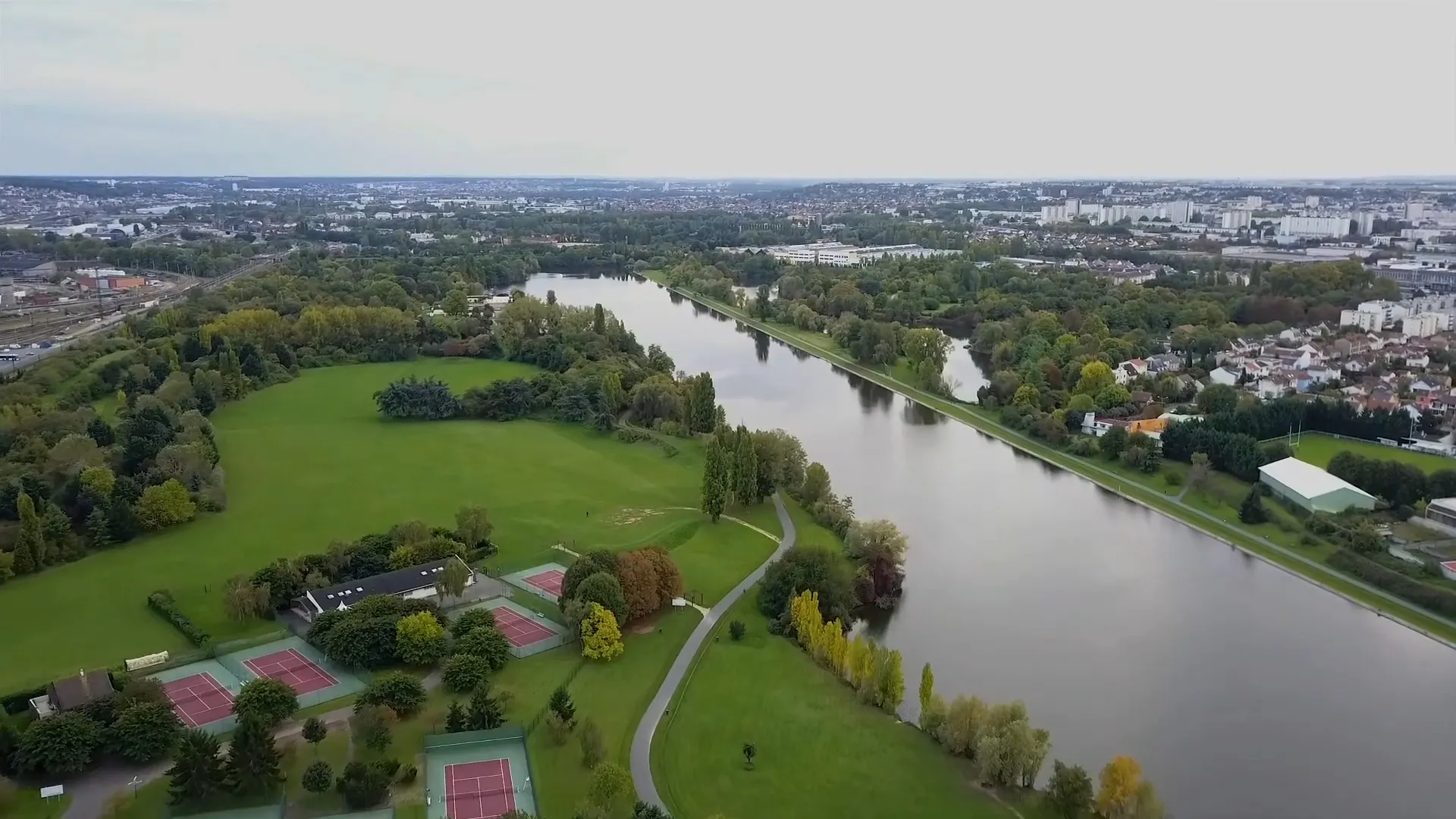 Vue sur le plan d'eau du Parc Interdépartemental des Sports de Choisy-le-Roi, un espace vaste dédié à l'aviron et aux sports nautiques en Val-de-Marne
