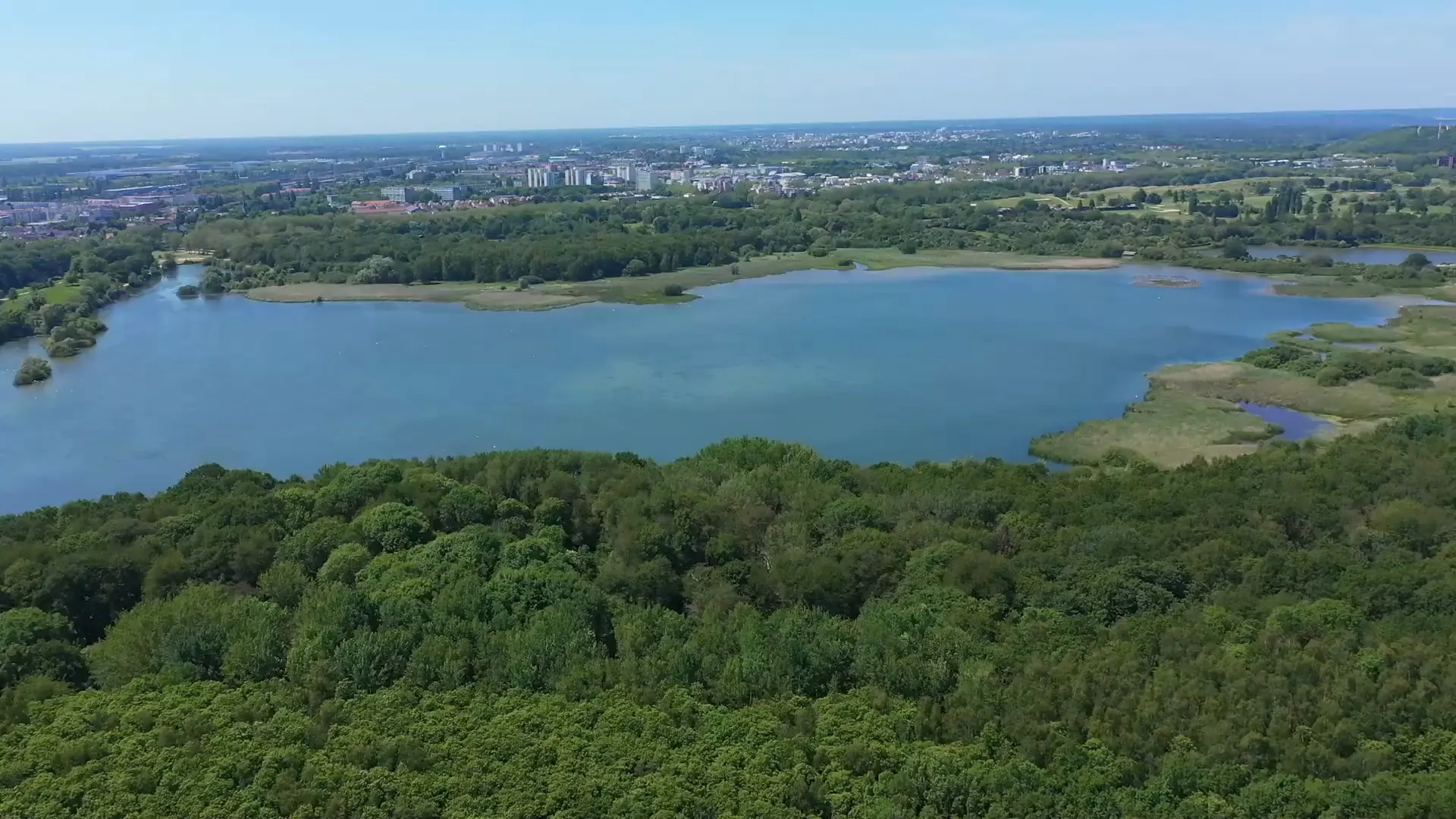 Vaste plan d'eau de Saint-Quentin-en-Yvelines entouré de nature, un site classé Réserve Naturelle Nationale propice à la voile et aux activités nautiques dans les Yvelines