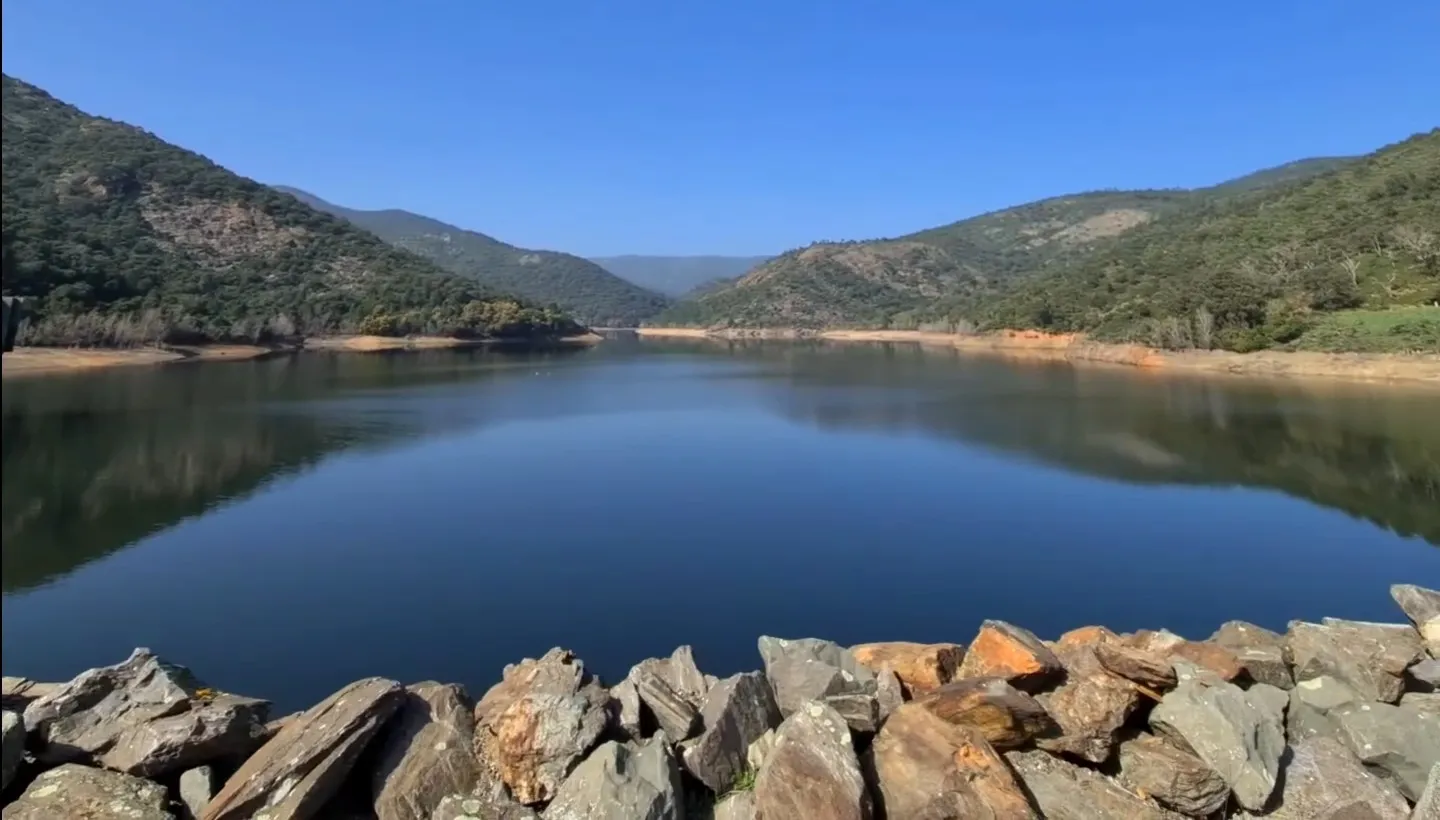 Le barrage de la Verne isolé dans le massif des Maures