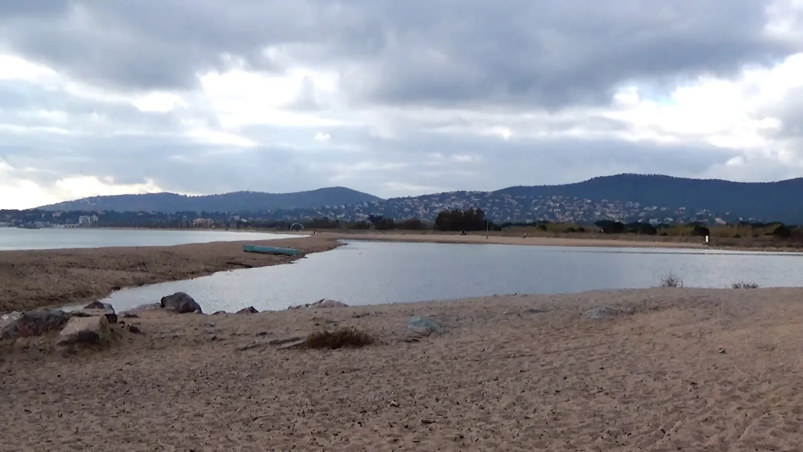 Passerelles en bois traversant les étangs de Villepey à Fréjus