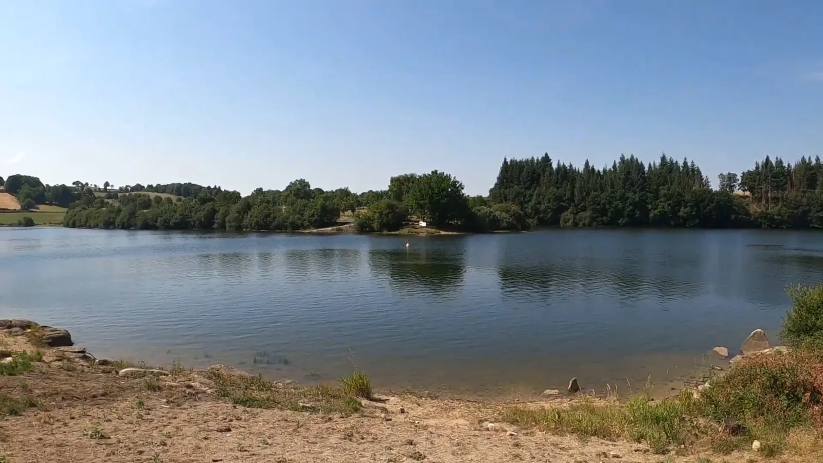 Le petit Lac des Galens sur le plateau de l'Aubrac