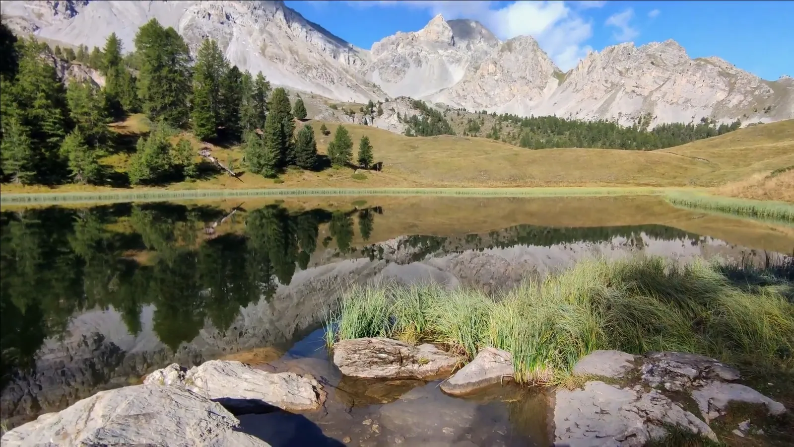 Reflet parfait du Pic de la Font Sancte dans le Lac Miroir