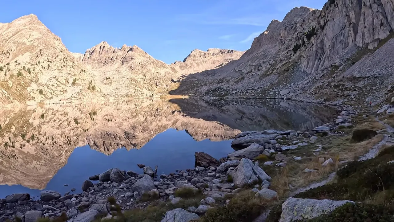 Eaux sombres du Lac Nègre