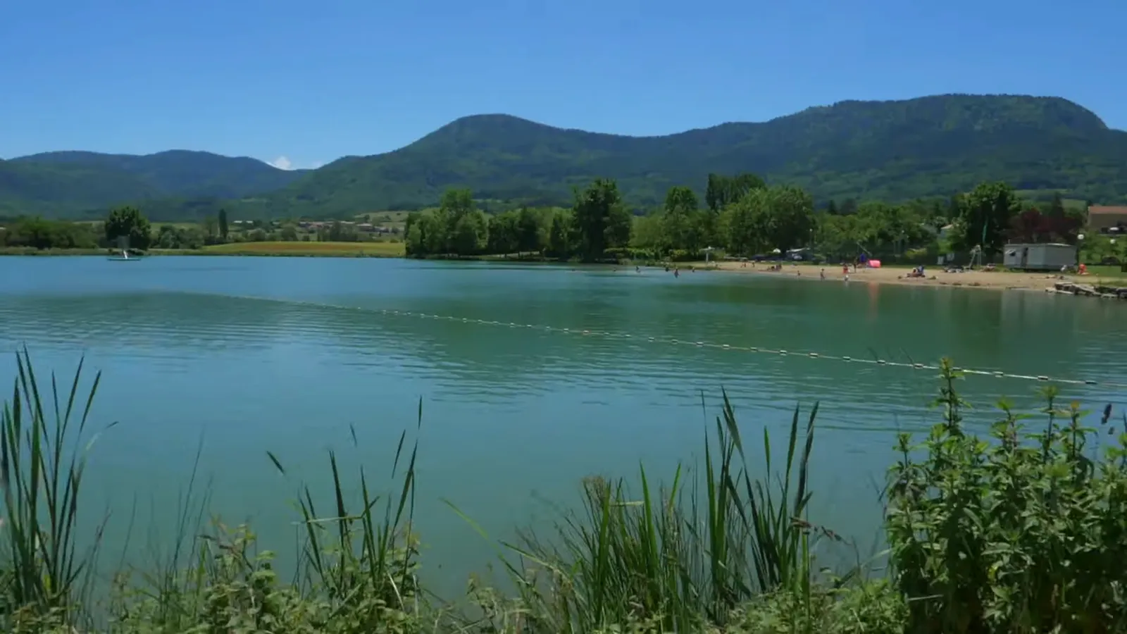 Vue du Lac de Puivert avec le château cathare en arrière-plan