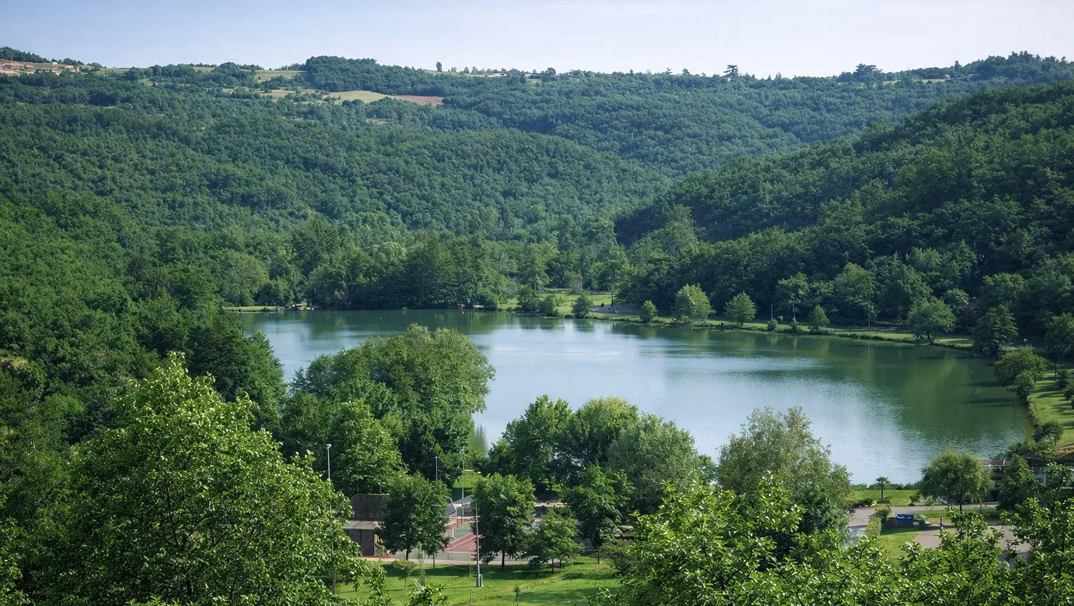 Lac Vert de Catus entouré de forêts denses