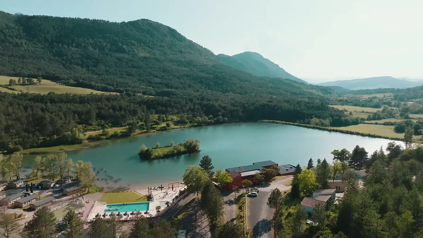 Le lac d'Arques, sauvage et calme