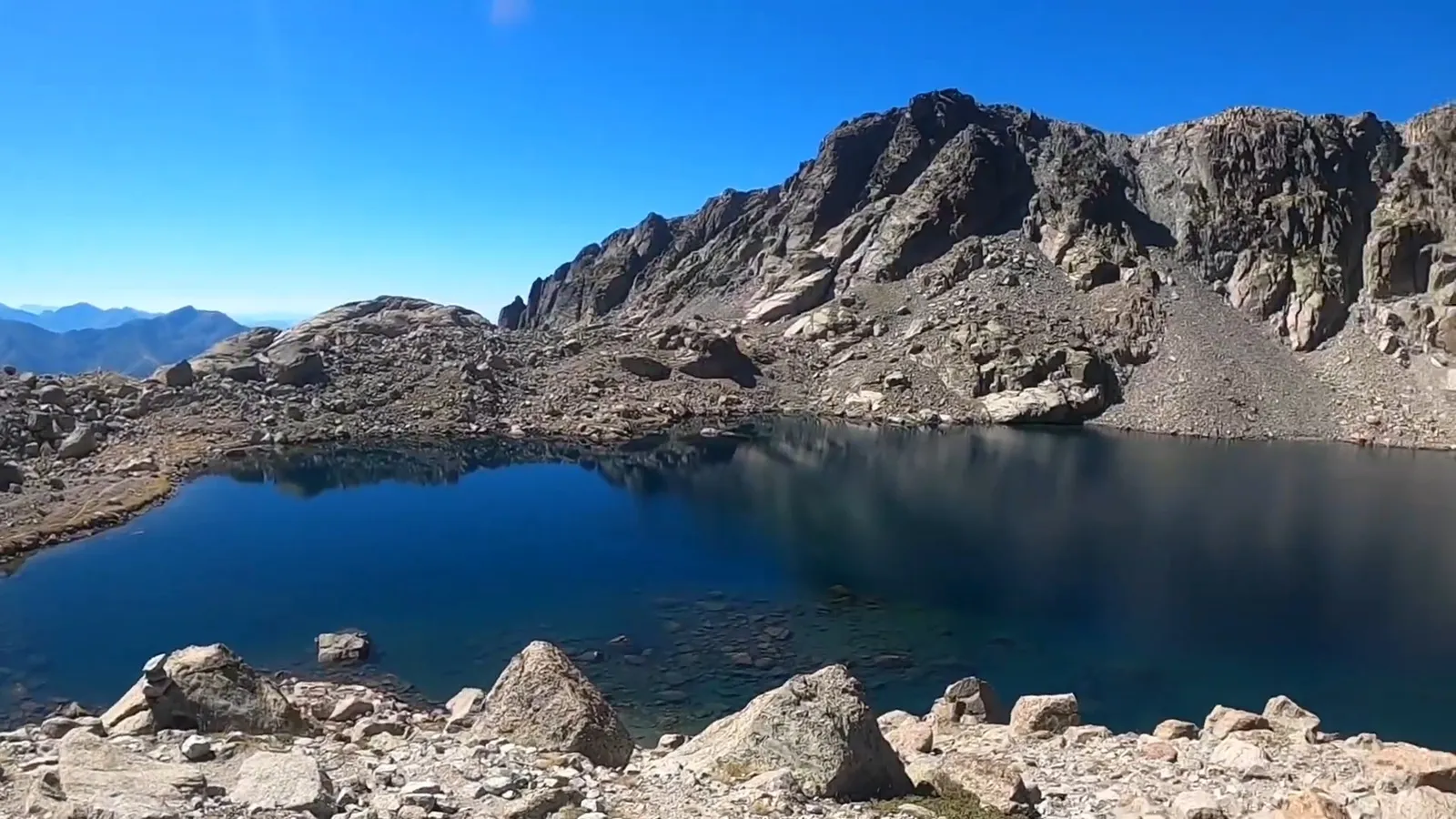 Le Lac de Bettaniella (ou Rotondo), plus grand lac naturel de Corse, dans un univers minéral