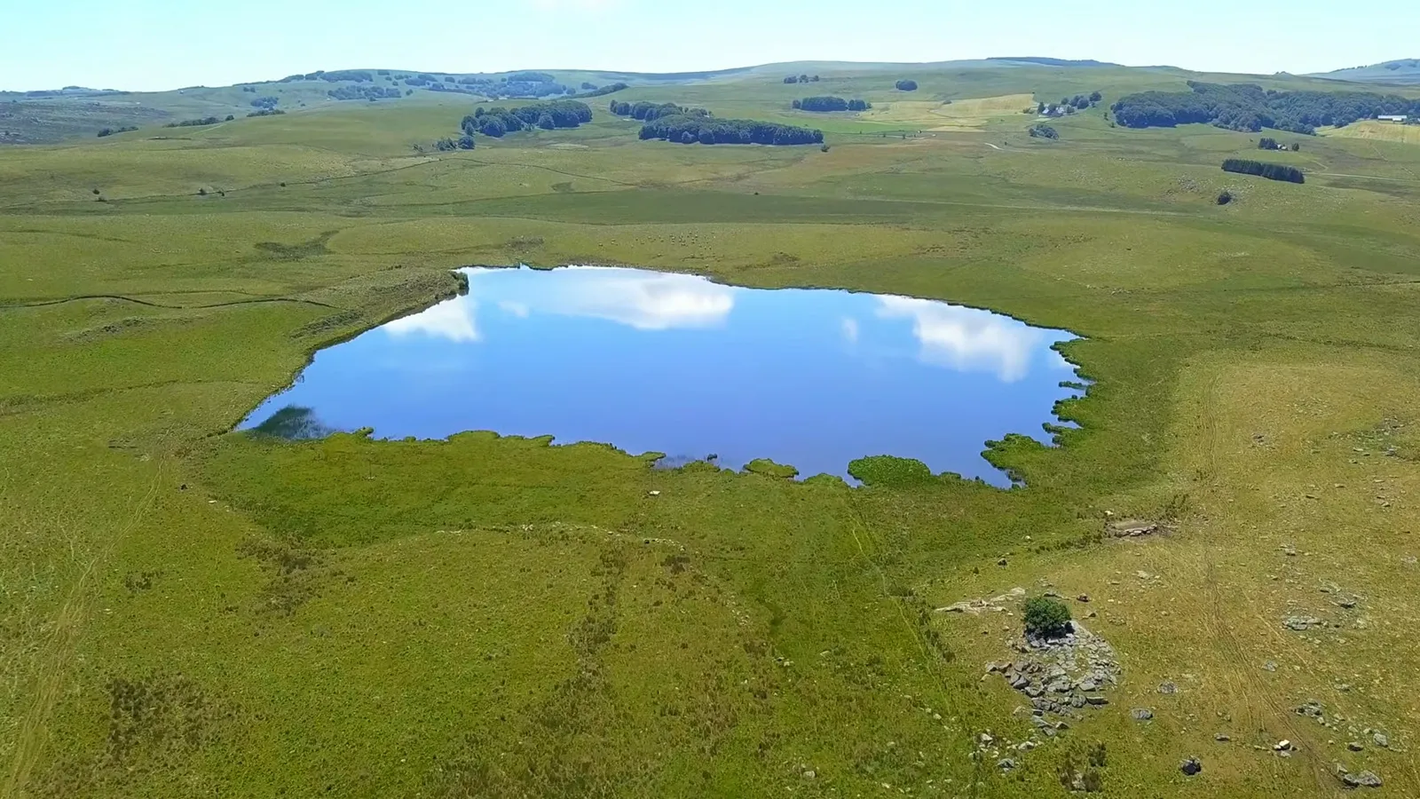 Lac de Born isolé sur l'Aubrac
