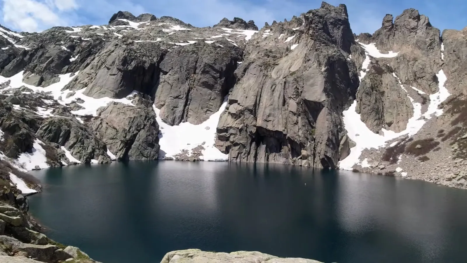 Le Lac de Capitello en Corse, lac glaciaire profond enchâssé dans un cirque de parois verticales