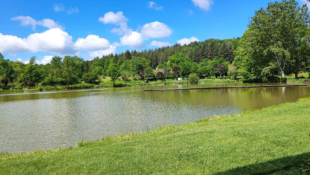 Détente et pique-nique au bord du Lac de Cazals