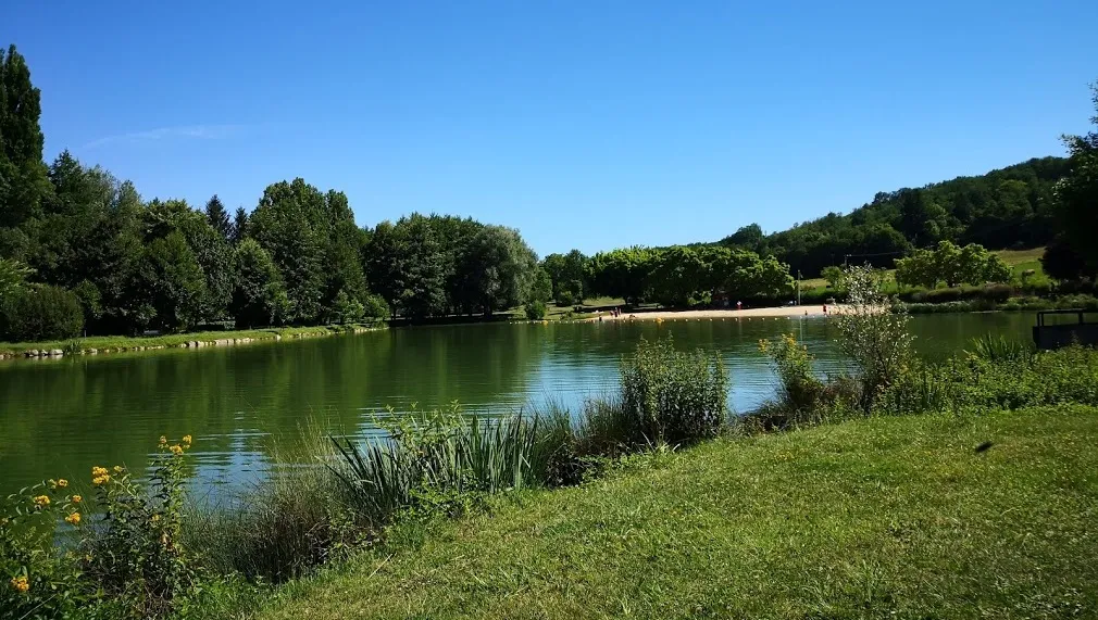 Lac de Lamothe-Fénelon avec son île centrale
