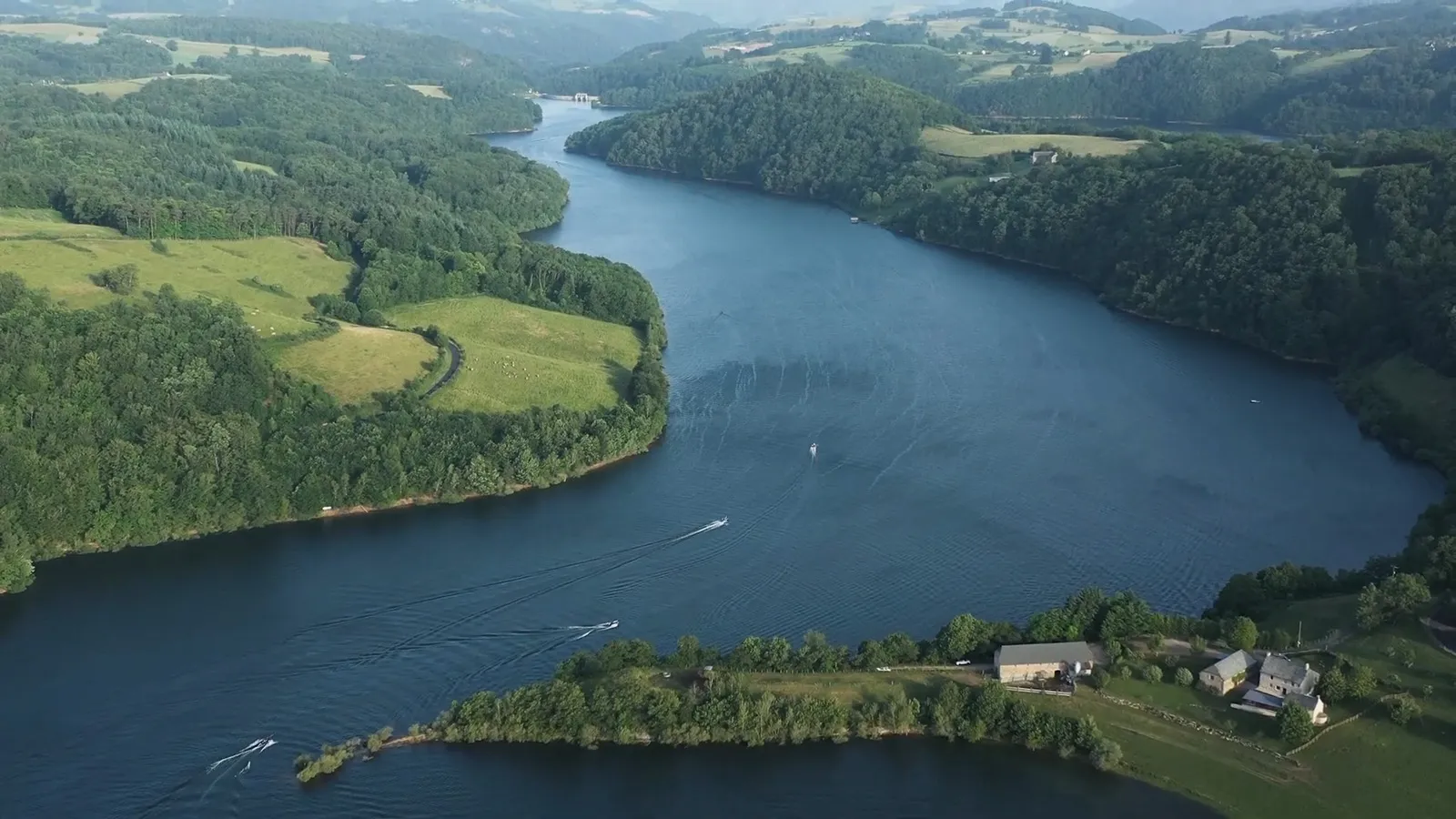 Lac de Maury au coeur de la forêt