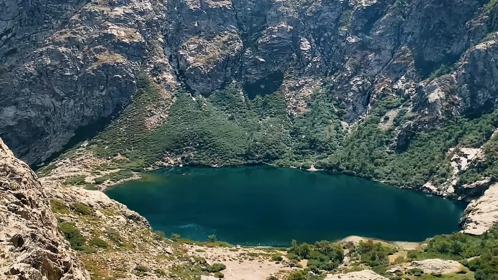 Le Lac de Melo dans la vallée de la Restonica en Corse, eau émeraude entourée de sommets granitiques