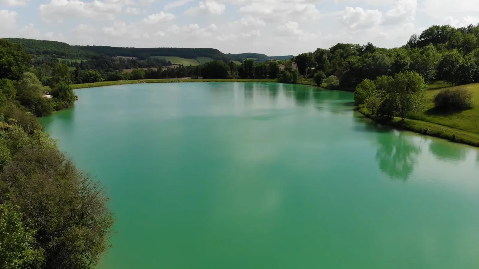 Les eaux turquoises du Lac de Montcuq et sa plage aménagée