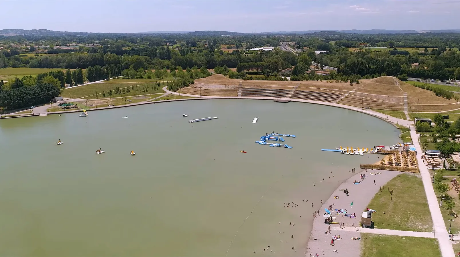 Lac de Monteux avec vue sur le Mont Ventoux