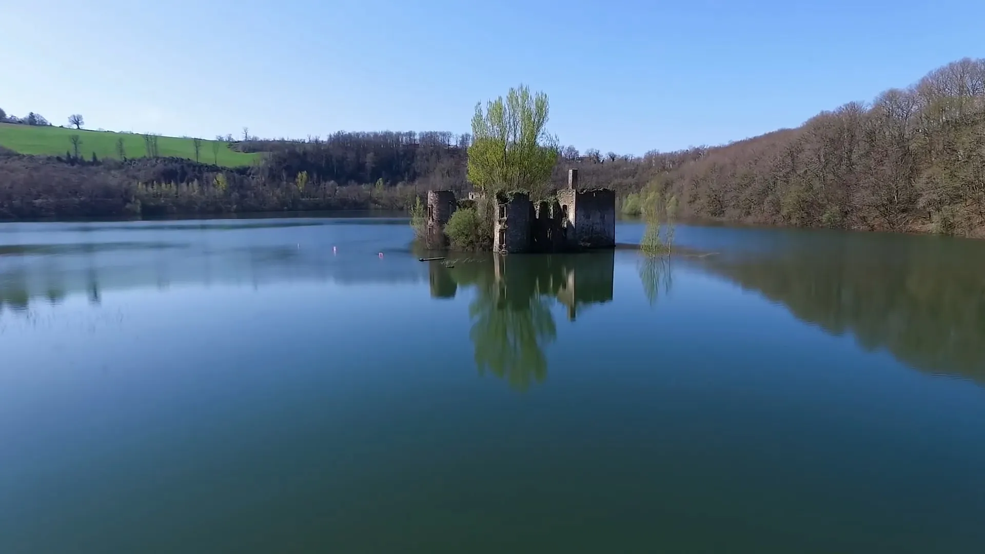 Ruines du Château de Grandval au bord du Lac de Razisse