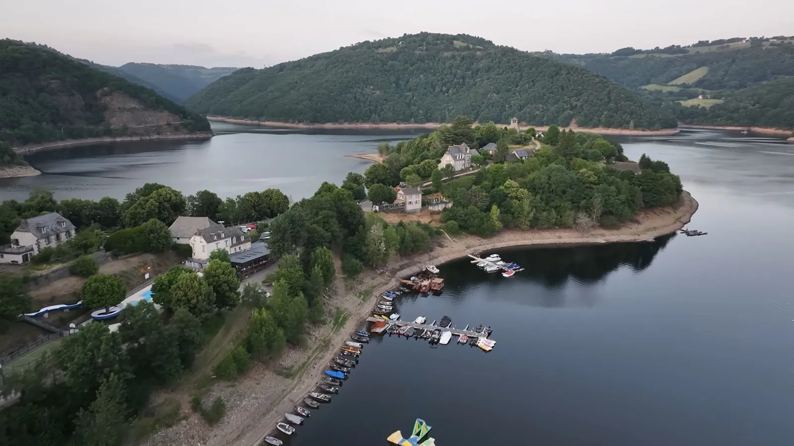 Le Lac de Sarrans encaissé dans les gorges