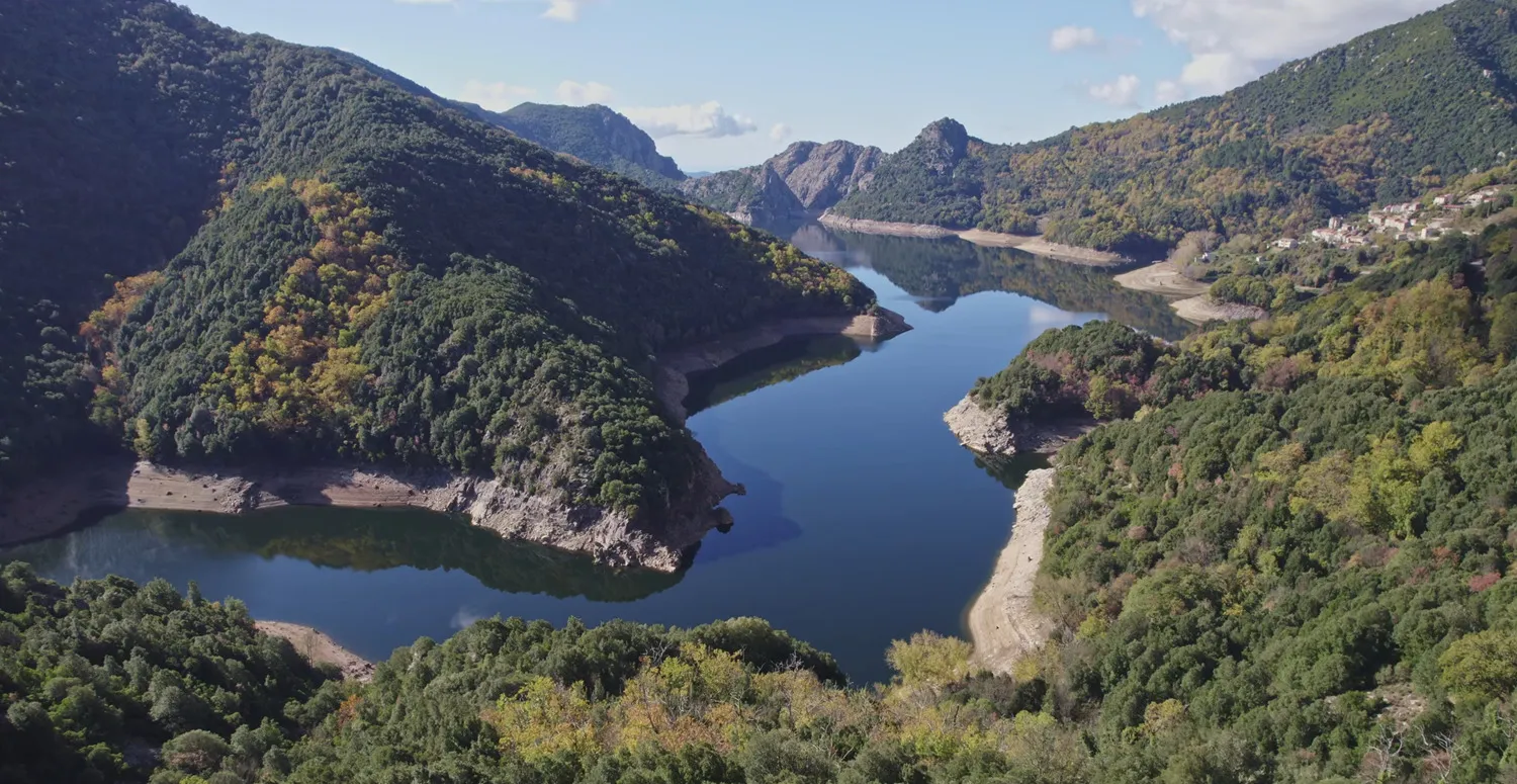 Le Lac de Tolla en Corse, lac artificiel de barrage dans les gorges du Prunelli, avec activités nautiques