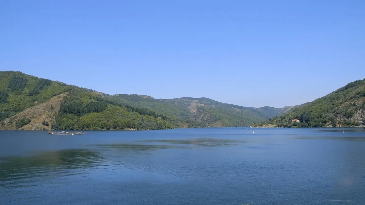Lac de Villefort plage et château de Castanet