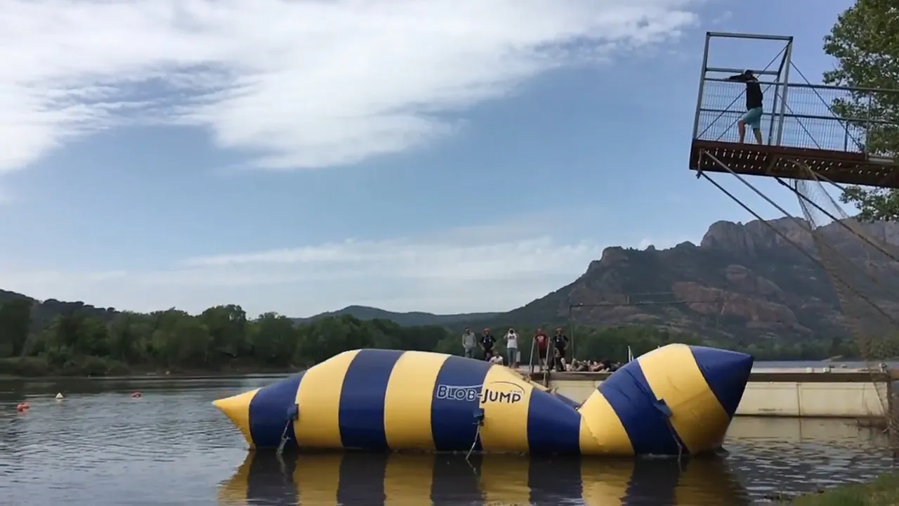 Activités nautiques au lac de l'Aréna avec vue sur le Rocher de Roquebrune
